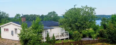 Charming 2-bedroom house in welcoming Västra Götalands län with AC, WiFi Hotels in 