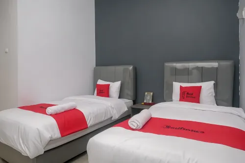 RedDoorz Syariah Near Unimus Semarang