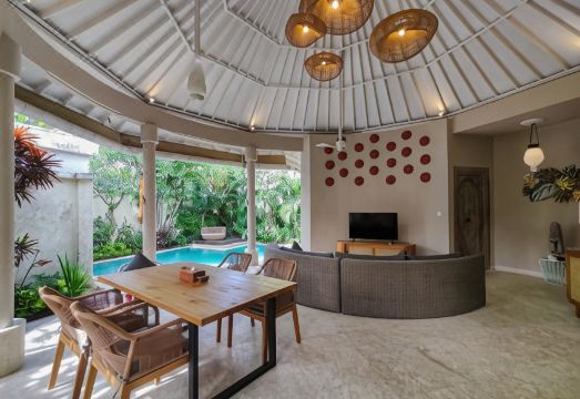 스미냑 스퀘어 호텔의 깔끔한 수영장과 휴식 공간