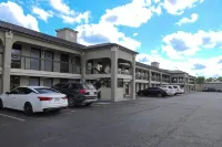 Legacy Inn - Gallatin - parking