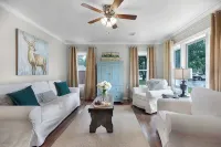 Charming Home Just 4 Blks from Main St! - 5성급