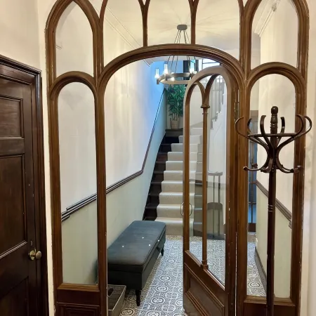 Spacious 4 bedroom townhouse with traditional features and private courtyard Отели в г. Капар