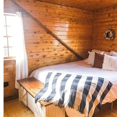 Dog Friendly Log Cabin + Wood Stove + Sauna + High Speed WiFi! 25 Min to Stowe!