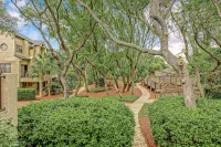 Two-Story Townhome with Fast WiFi & Pool - Steps from the Beach - 4 stjerner