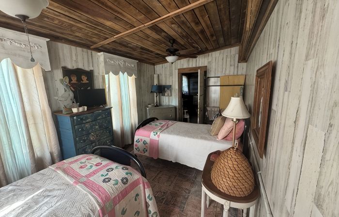 Charming pet friendly 2-bedroom cabin in lovely Monroe with WiFi, AC