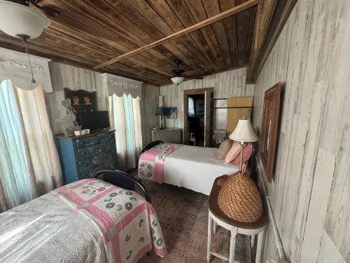 Charming pet friendly 2-bedroom cabin in lovely Monroe with WiFi, AC - 3-Star
