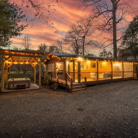 Toccoa Riverside Cabin: Pet-Friendly, Hot Tub, Firepit & Prime Fishing Retreat
