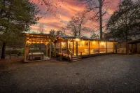 Toccoa Riverside Cabin: Pet-Friendly, Hot Tub, Firepit & Prime Fishing Retreat - 샬레 호텔