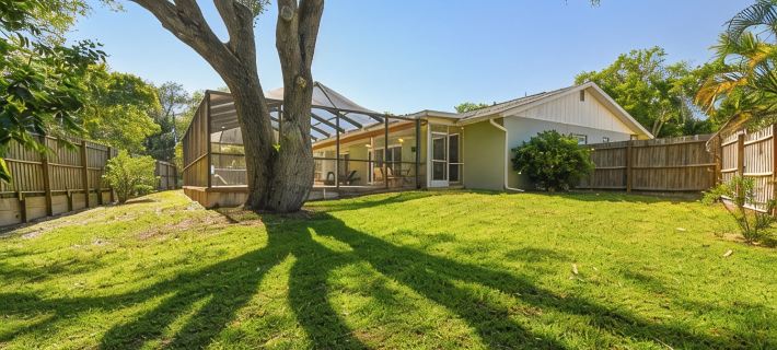 Heated Pool. 3-bedroom house 6.5 miles to honeymoon Island Hotels in Palm Harbor