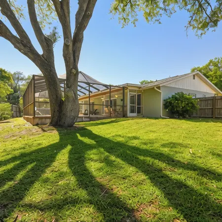 Heated Pool. 3-bedroom house 6.5 miles to honeymoon Island