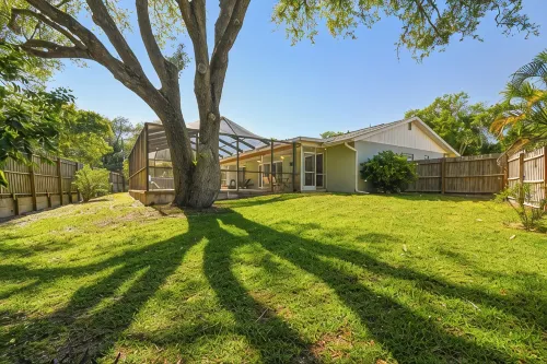 Heated Pool. 3-bedroom house 6.5 miles to honeymoon Island