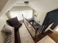 Spacious 5-Bedroom Bungalow in Welcoming Berwyn - Homestays