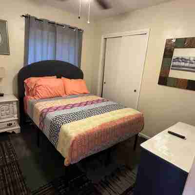 Cozy 3-bedroom house in gorgeous Fort Walton Beach with WiFi, AC all amenities Rooms
