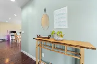 Charming 3-bedroom house with Jetted Tub and Big Backyard!