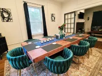 Charlie's Hideout - A Modern Historic Retreat  - Your Home Away From Home! - 4 ดาว