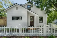 Charming Loft Bedroom Cottage in Downtown White, 1 block away from everything - Homestays