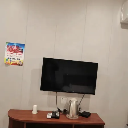 Friends come to the hotel