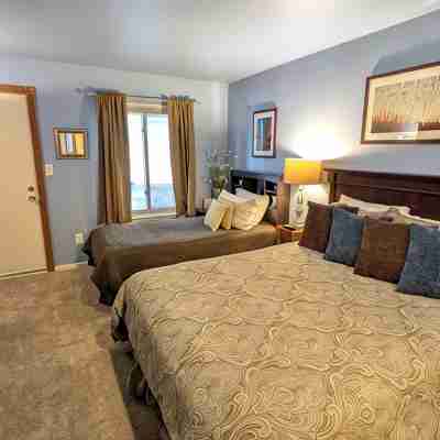 Luxury Condo w/ FREE WiFi, Parking, Heated Pool, Hot Tubs, Skier Shuttles Rooms