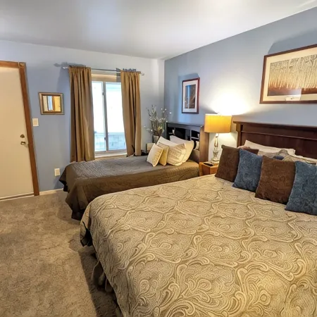 Luxury Condo w/ FREE WiFi, Parking, Heated Pool, Hot Tubs, Skier Shuttles