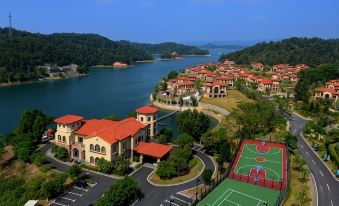 Mels Weldon Evergreen Lake Hotel