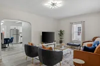 Newly-renovated 2-bedroom House with a Luxurious Massage Chair - Bungalows