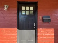 Petite+Perfect Modern Pad: parking+laundry+yard - 2-Star