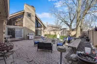 Downtown Ottawa Retreat: Sleeps 15, Heated Indoor Pool, Hot Tub, Sauna, 5BR/4BA - WiFi