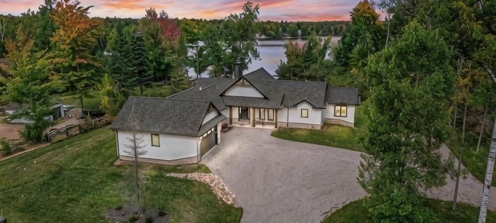 Spacious 5-bedroom house in lovely Townsend thats guaranteed to please everyone Hotels in Oconto County