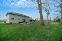 Cozy Secluded Estate with a Private Pond - Easy Access and Pet Friendly