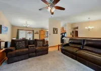 Beautiful 4+ Bedroom Home on Deer Mountain. Hot Tub/ Wifi. Ample Parking, Garage - Boutique
