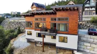 Luxury Alpine Retreat - Hot Tub & Sauna - Sleeps 16 - Cliffhanger Chalet