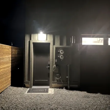 Newly built, 2-bedroom loft, high desert sunsets & mountain peaks, A/C and Wifi