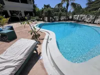 Dive in to our pool and feel the breeze at Mbibo House in the Shela sand dunes - piscina