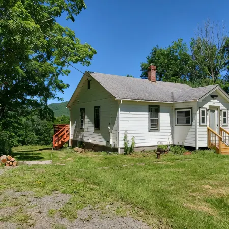 "Pleasant Brook Cottage" near Roxbury Village - Woods, Streams, Wi-fi, sleeps 6 Hotels in Roxbury