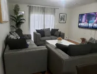 Charming 3-bedroom house with AC and WiFi in pleasant Newark - 4 ดาว