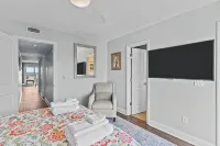 Luxury Condo- Contemporary Oceanfront-Complete Remodel  Keyless Checkin-RR Host - 4-Star