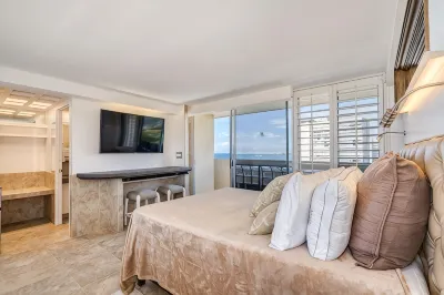 Gorgeous Diamond Head Penthouse Studio Stunning views, Private Balcony. Hotels in Diamond Head