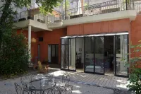 Unique!! unusual! Charming apartment with large garden 10 m from the Royal Canal
