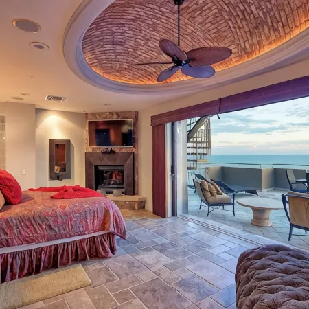 Luxury 4Bd Penthouse, Ocean VIEWS, 2 king suites, pvt jacuzzi, beachfront resort
