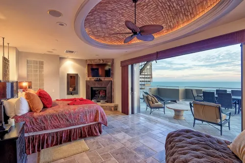 Luxury 4Bd Penthouse, Ocean VIEWS, 2 king suites, pvt jacuzzi, beachfront resort