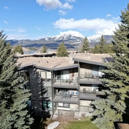 Comfortable Mountain Condo Close to Everything!