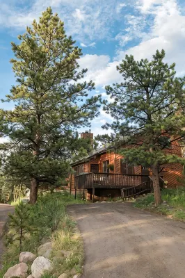 Beautifully Furnished, Clean, Cozy Cabin Next to Rocky! Walk to Rmnp & YMCA - شاليه