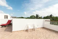 3 Bdrm. townhouse in gorgeous Akumal with WiFi & AC. Beach Club steps away!