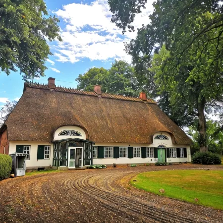 Holiday in historic thatched-roof estate from 1750