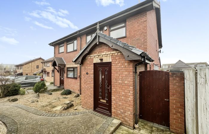 5 minute walk to beach, quite cul-de-sac location, parking for 3 cars
