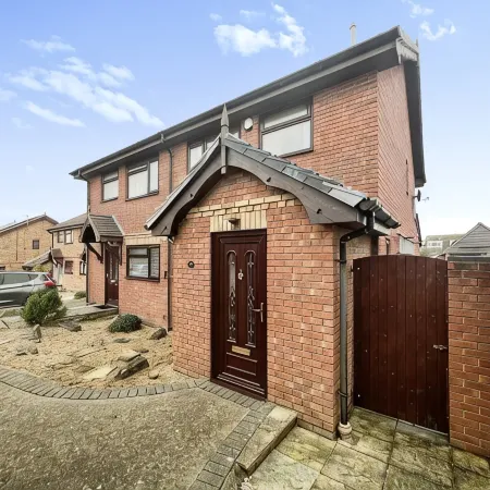 5 minute walk to beach, quite cul-de-sac location, parking for 3 cars