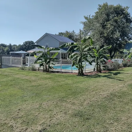 1-bedroom poolhouse w/private heated pool, within 10 miles to 11 distilleries.