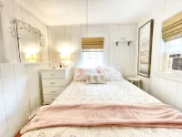 Stay in a TINY HOUSE!★0.4mi to Beach★Village★Restaurants★Pet Friendly ★ 2 bikes! - 3성급