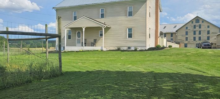 Spacious 4-bedroom Farmhouse with inground pool in Mifflinburg, Pennsylvania Hotels in Union County