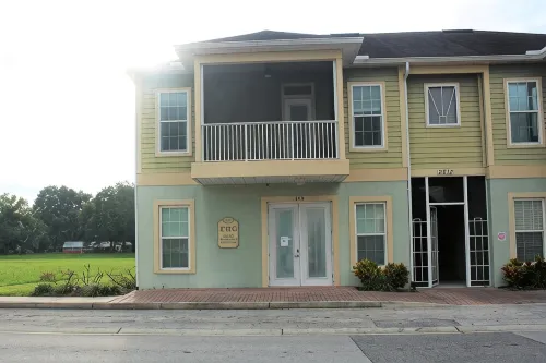 Cozy 2-bedroom apartment in lovely Zephyrhills with WiFi, AC
